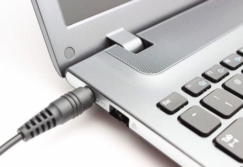 Cắm sạc pin liên tục cho laptop, nên hay không?