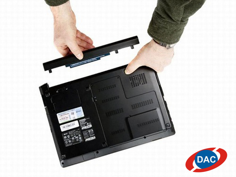 Thay pin mới cho laptop