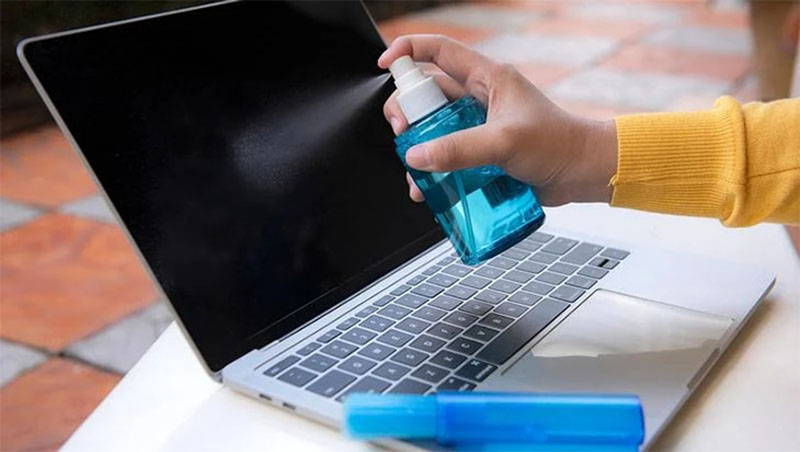 Tránh xịt trực tiếp dung dịch vào màn hình
