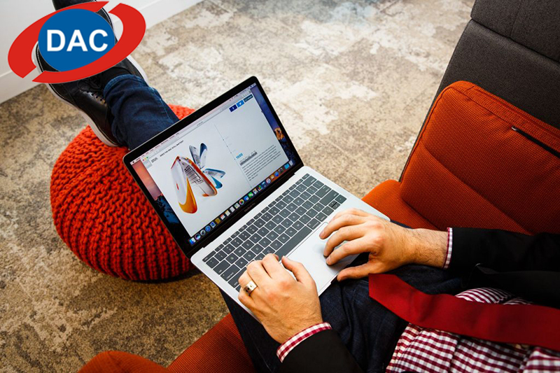 Đặt máy lên đùi làm laptop bị nóng và khó thoát khí
