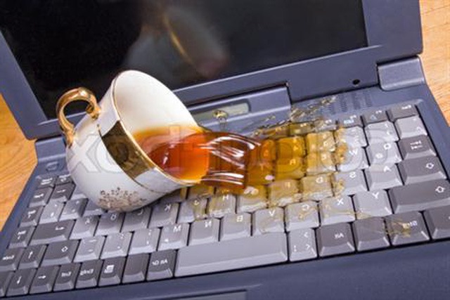 không để đồ ăn đồ uống gần laptop
