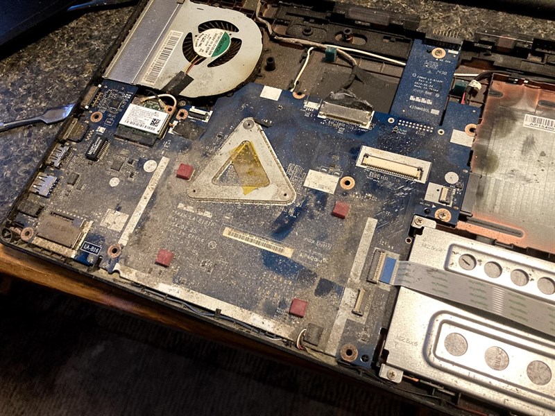 Laptop dùng lâu dính bụi bẩn